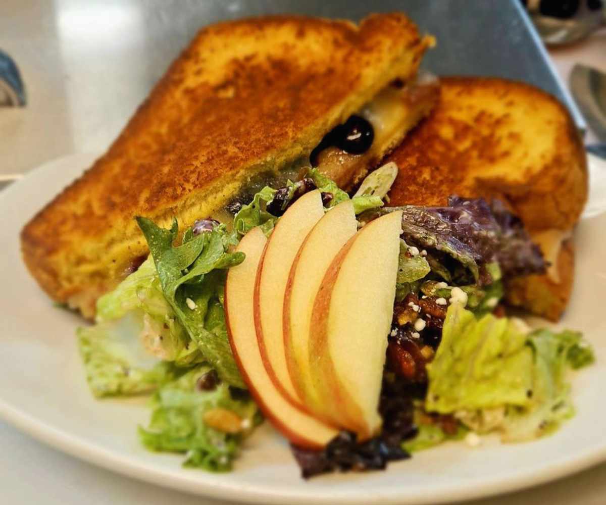 comfort and joy sandwich at magpie's joy of eating in Joliet illinois