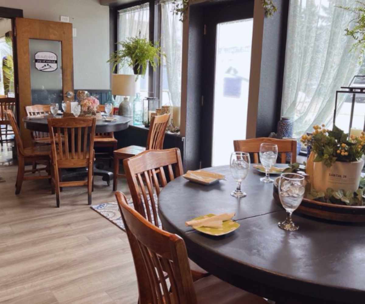 inside magpie's joy of eating in Joliet il