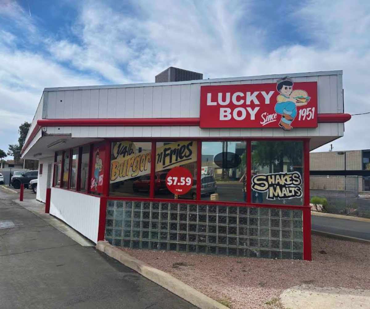outside lucky boy burgers in Phoenix az