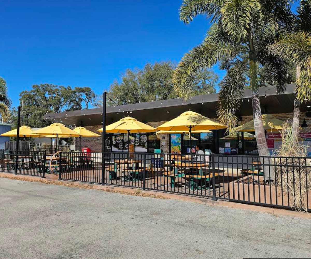 outside DG doughnuts in ocoee fl
