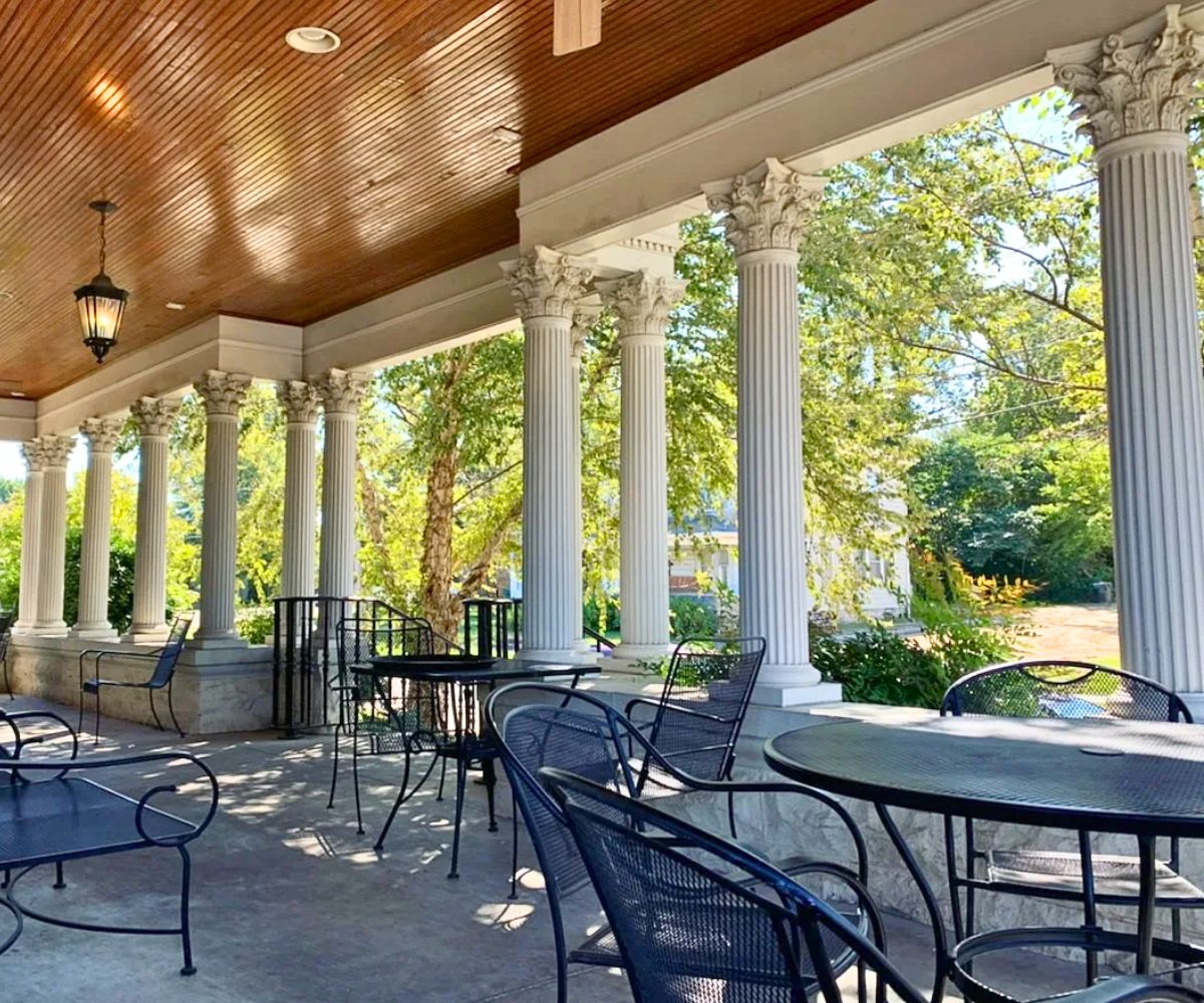 outdoor dining at The Miller House in Owensboro, Kentucky