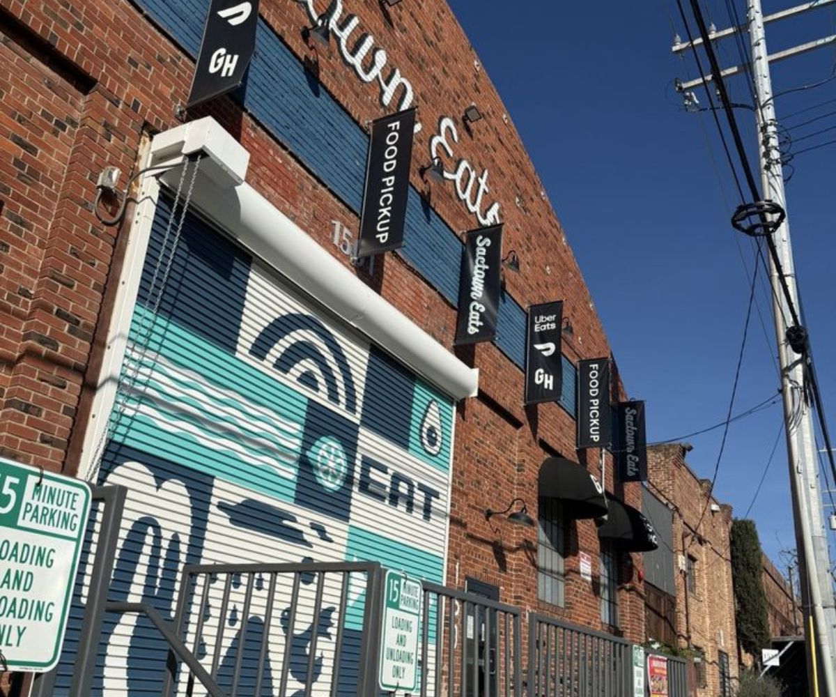 Skorch'd Pizza Outside 