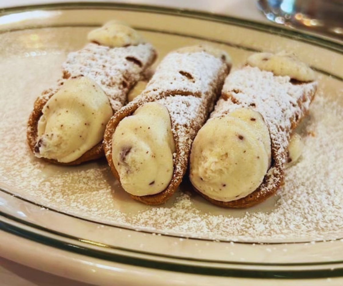 Oakwood Pizza Box Three Pieces Cannolis