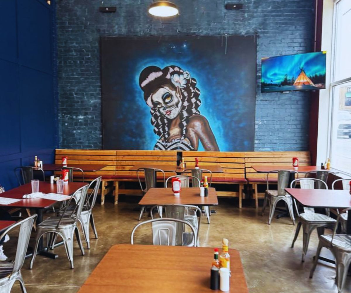 Sunrise On 39th Dining Area 