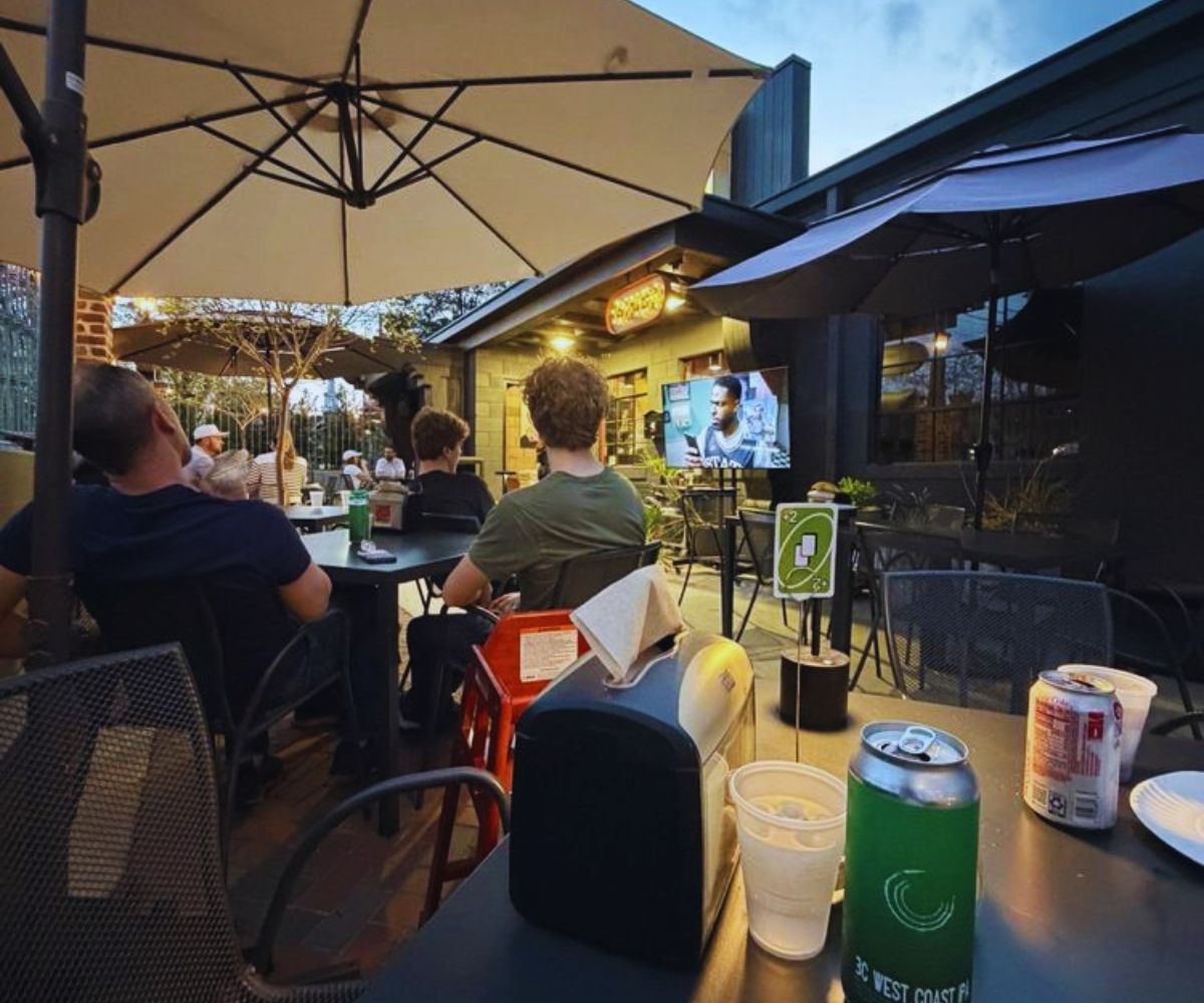 Zepeddie's Pizzeria Outdoor Patio Atmosphere