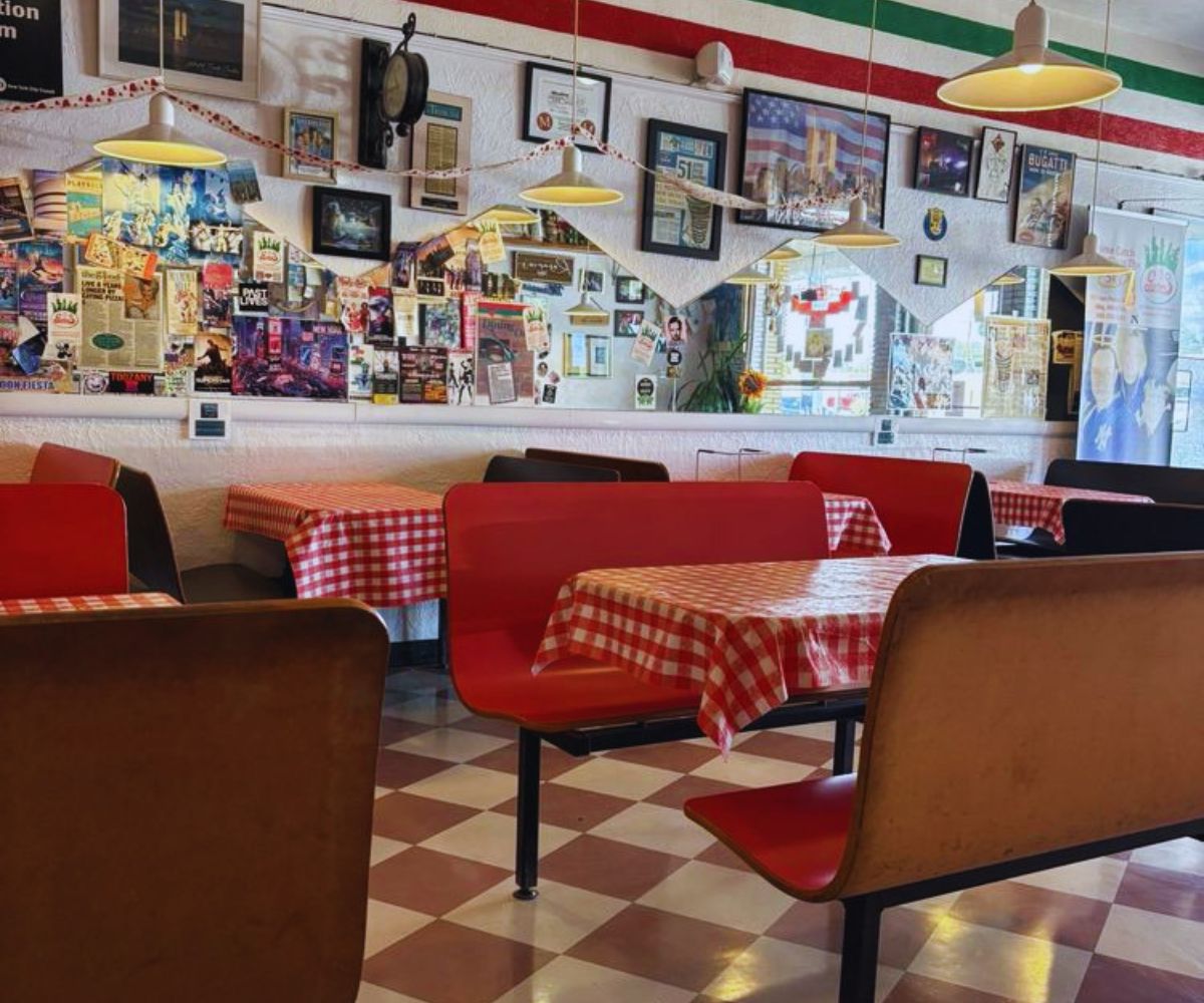 Giovanni's Pizzeria Dining Area