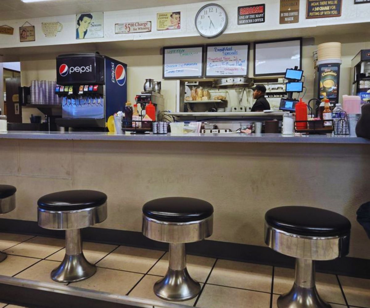 Sandy's Restaurant Dining Area 