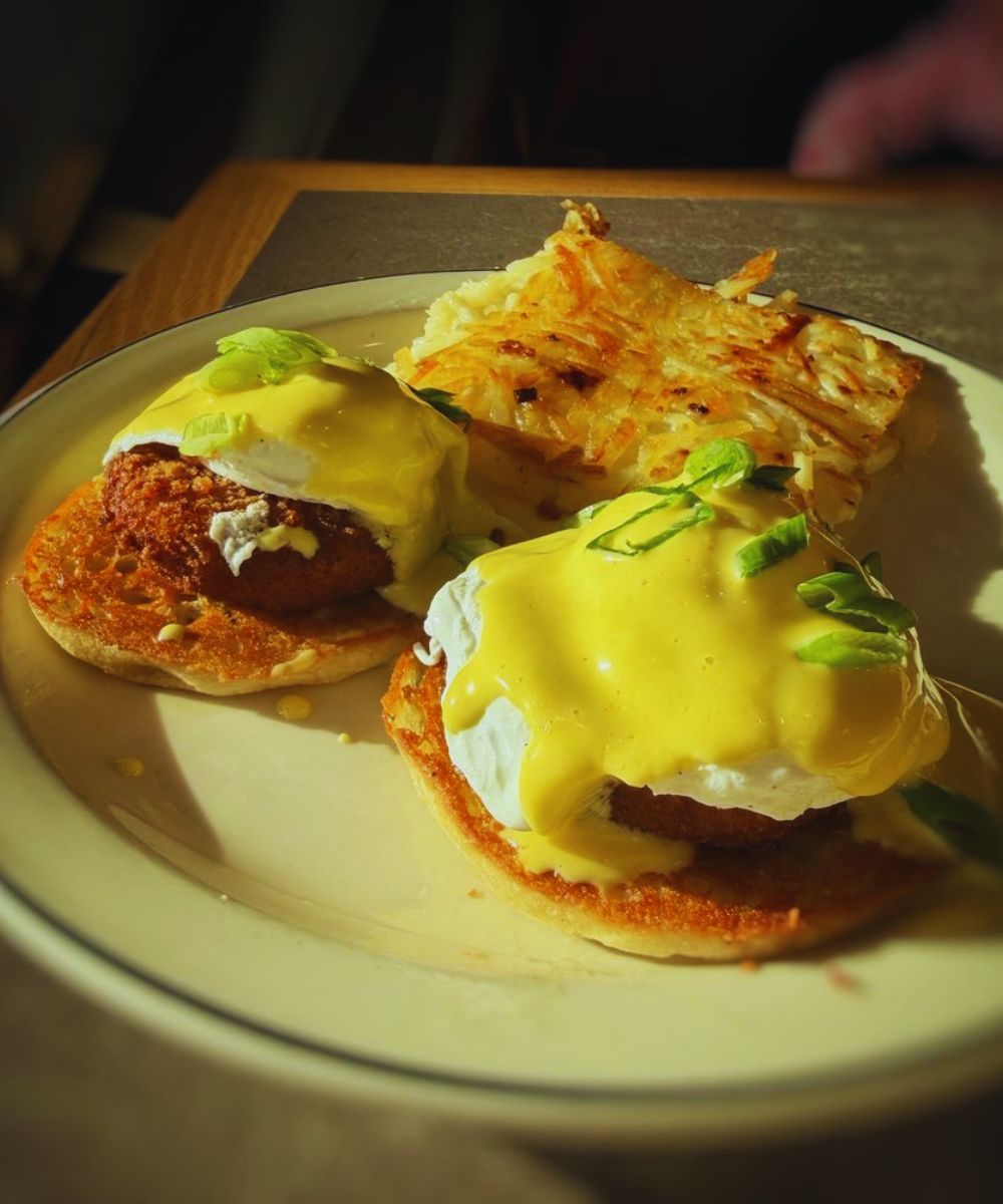 Crab cake eggs Benedict