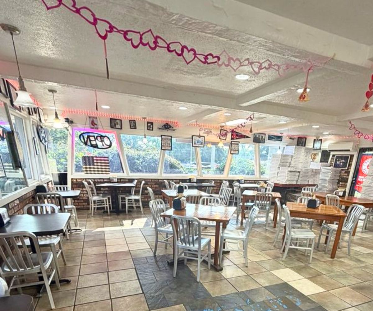 interior of Boston's North End Pizza Bakery in Aiea, HI