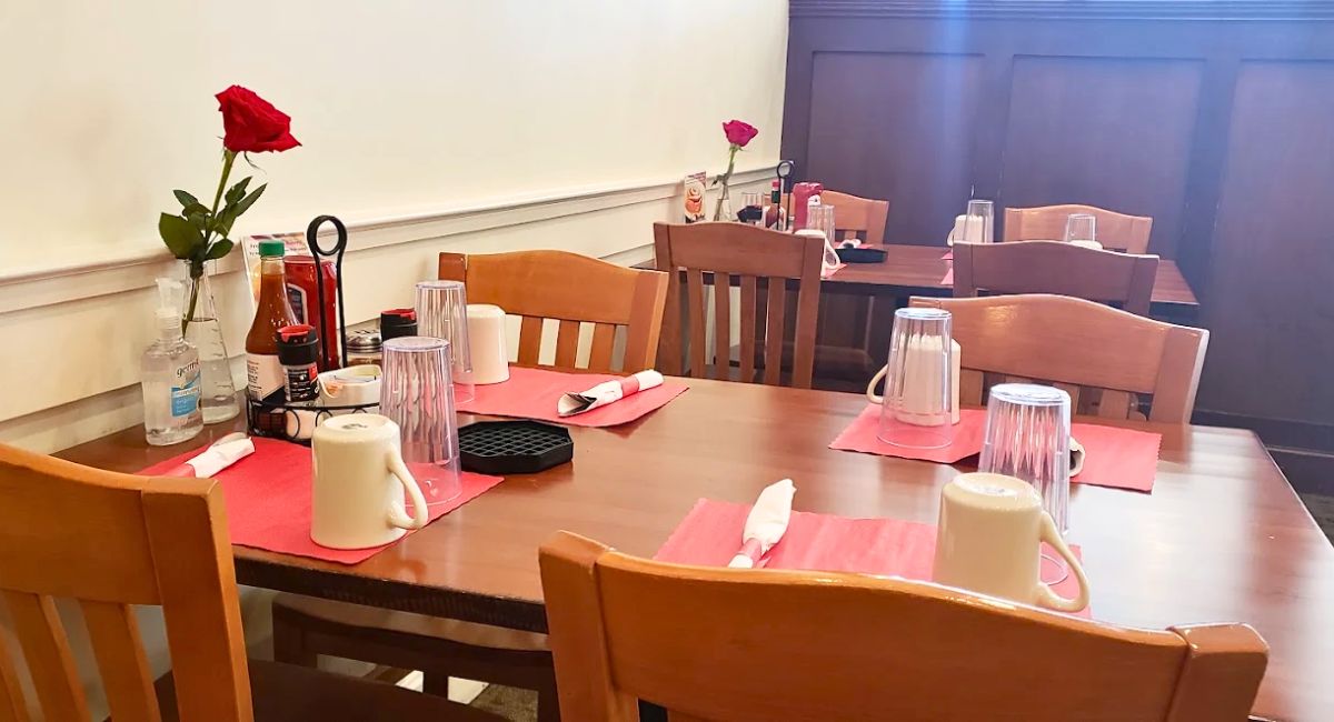 interior of Eggcellence Brunchery in Annapolis, MD