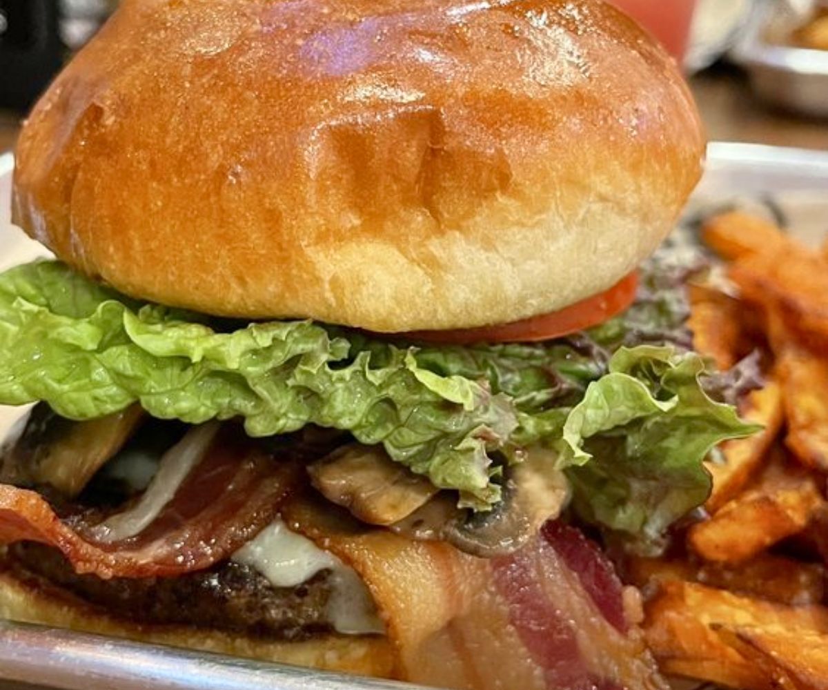 burger at Elgin Public House in Elgin, Illinois