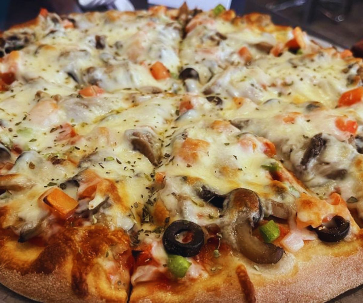 LA Roma Pizza Medium Veggie Pizza