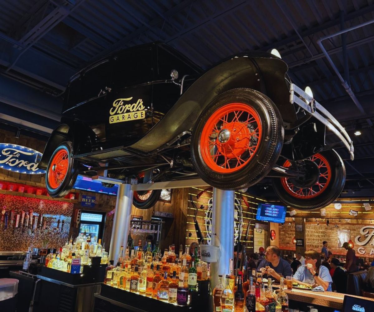 Ford's Garage - Bar Decor