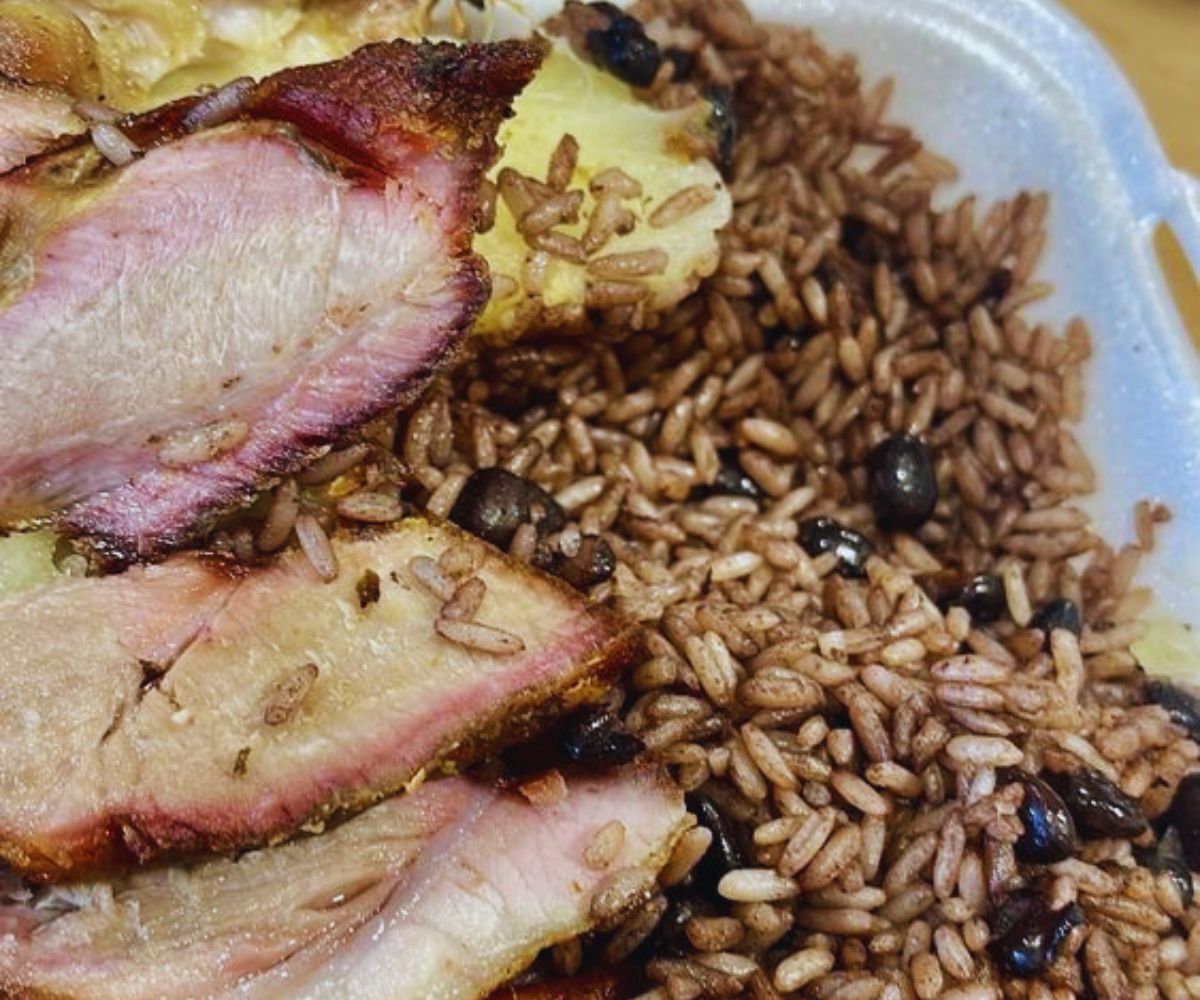 Suarez BBQ - Carne Cerdo Ahumado Arroz Moro y Yuca con Mojo