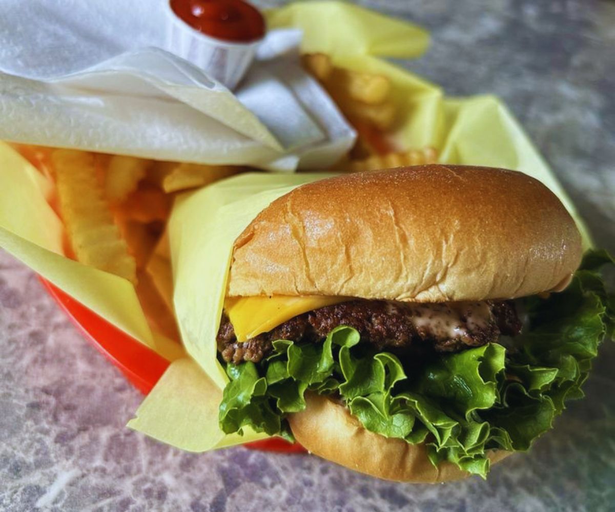 Burger Hut - Cheeseburger with Fries