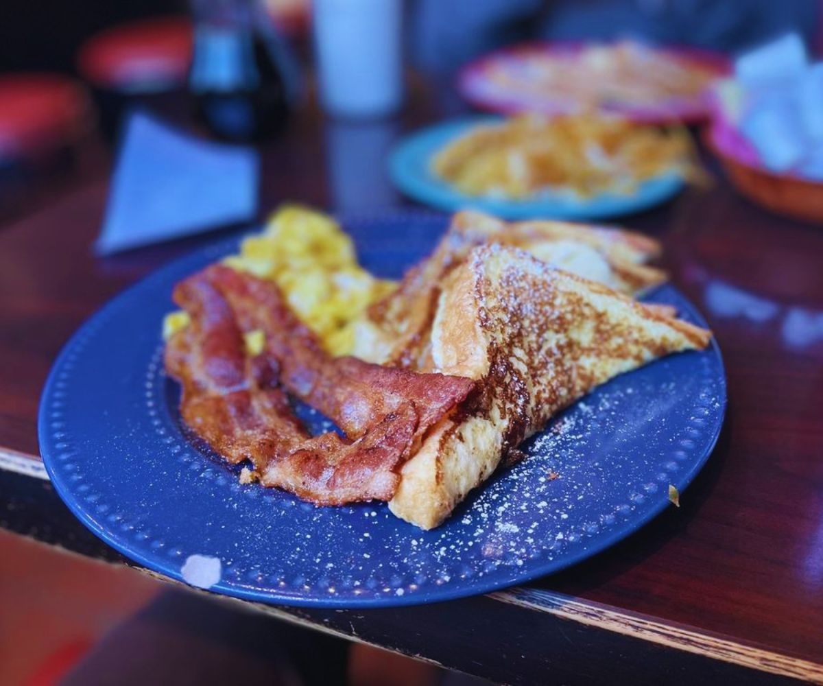 Jim's On Main - 2-2-2 - Scrambled Eggs, Bacon, French Toast