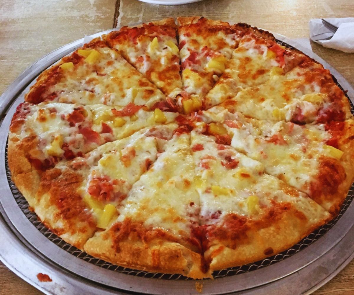 Giuseppe's Cafe - Hawaiian Pizza