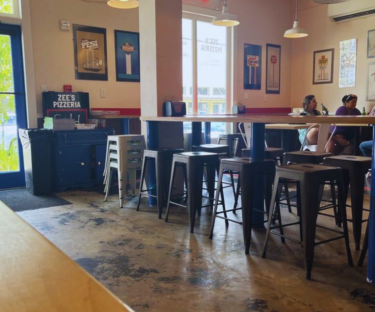 Zee’s Pizzeria - Dining Room 