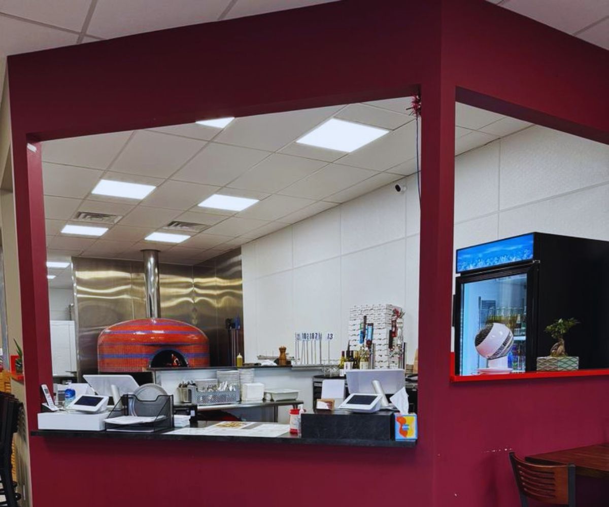 El Hornito Wood Fired Pizza - Counter & Dining Area