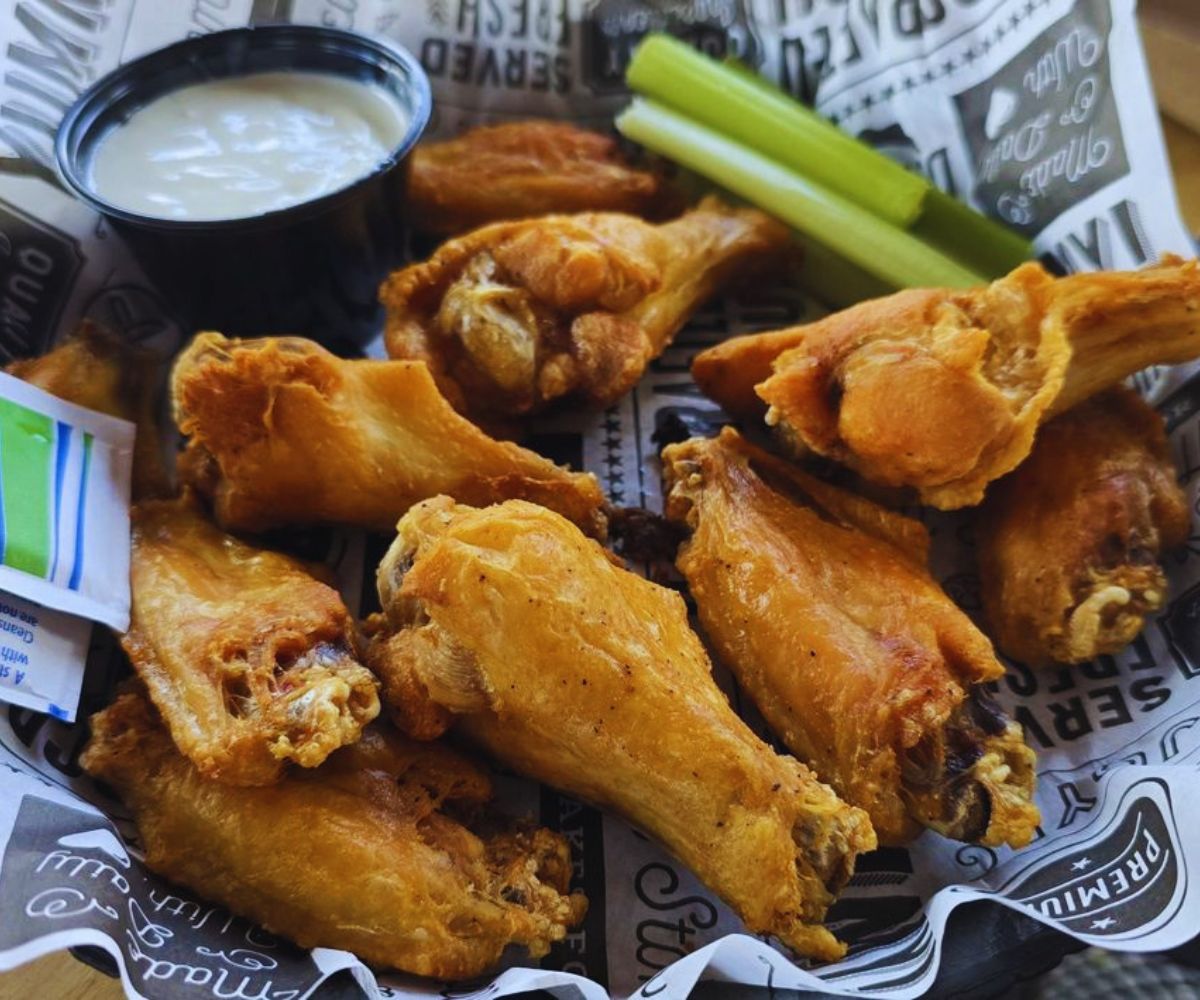Vanbarry's Public House - Naked Wings & Dip