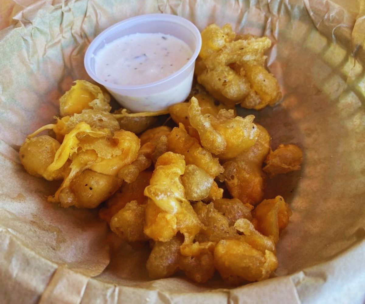 Wisconsinburger - Cheese Curds & Dip
