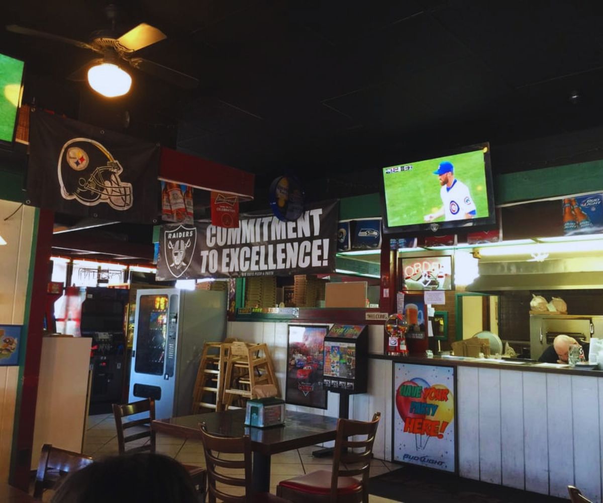 Big Guy's Pizza, Pasta and Sports Bar - Dining Area