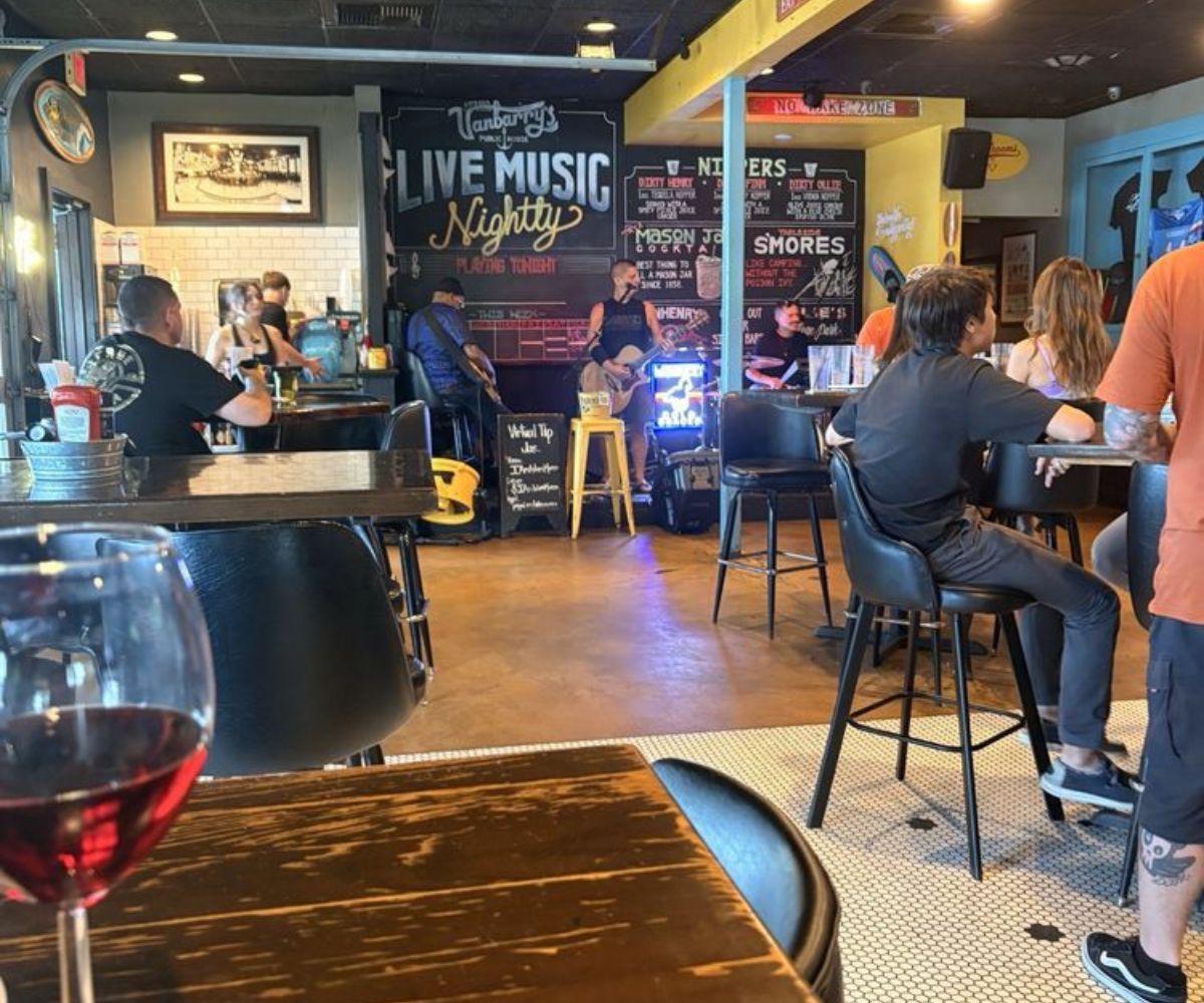 Vanbarry's Public House - Dining Area and Live Band 