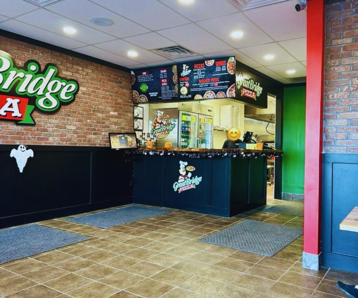 Great Bridge Pizza - Interior
