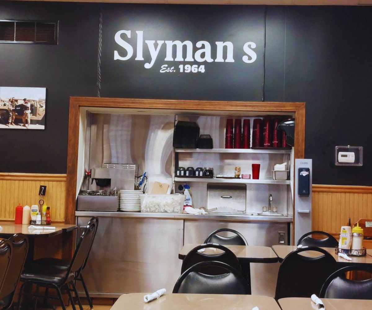Slyman's Restaurant - Dining Area Ambiance