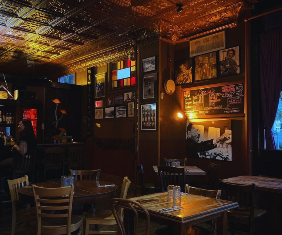 The Weary Traveler Freehouse - Side Dining Area