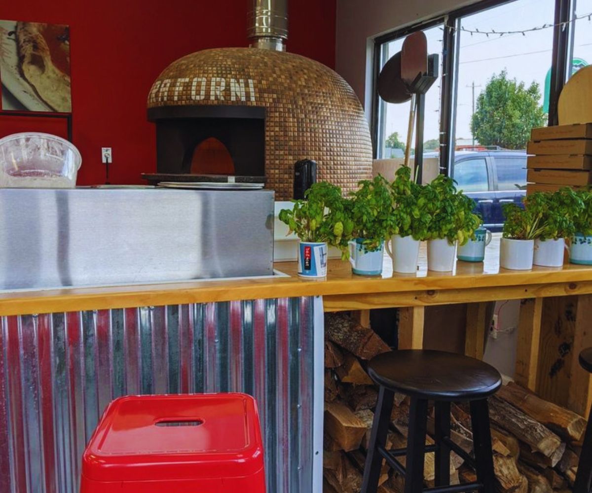 Gusto Napoletano Italian Restaurant and Pizzeria - Restaurant Indoors & Wood Fired Oven