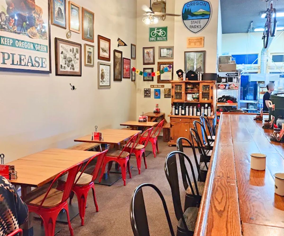 interior of LoLo's Boss Pizza in Troutdale, OR