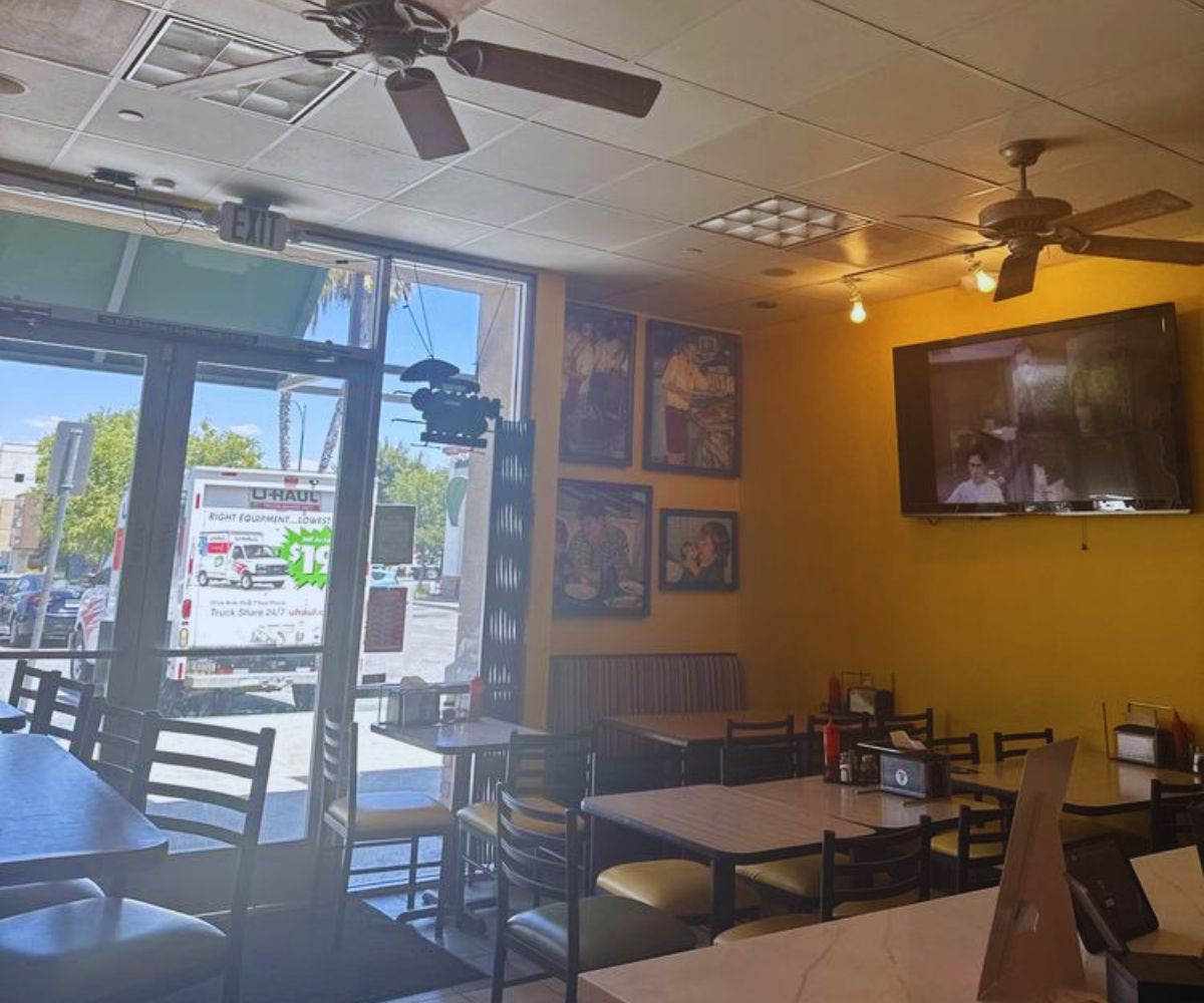 Wowmia Pizza - Dining Area & Entrancce
