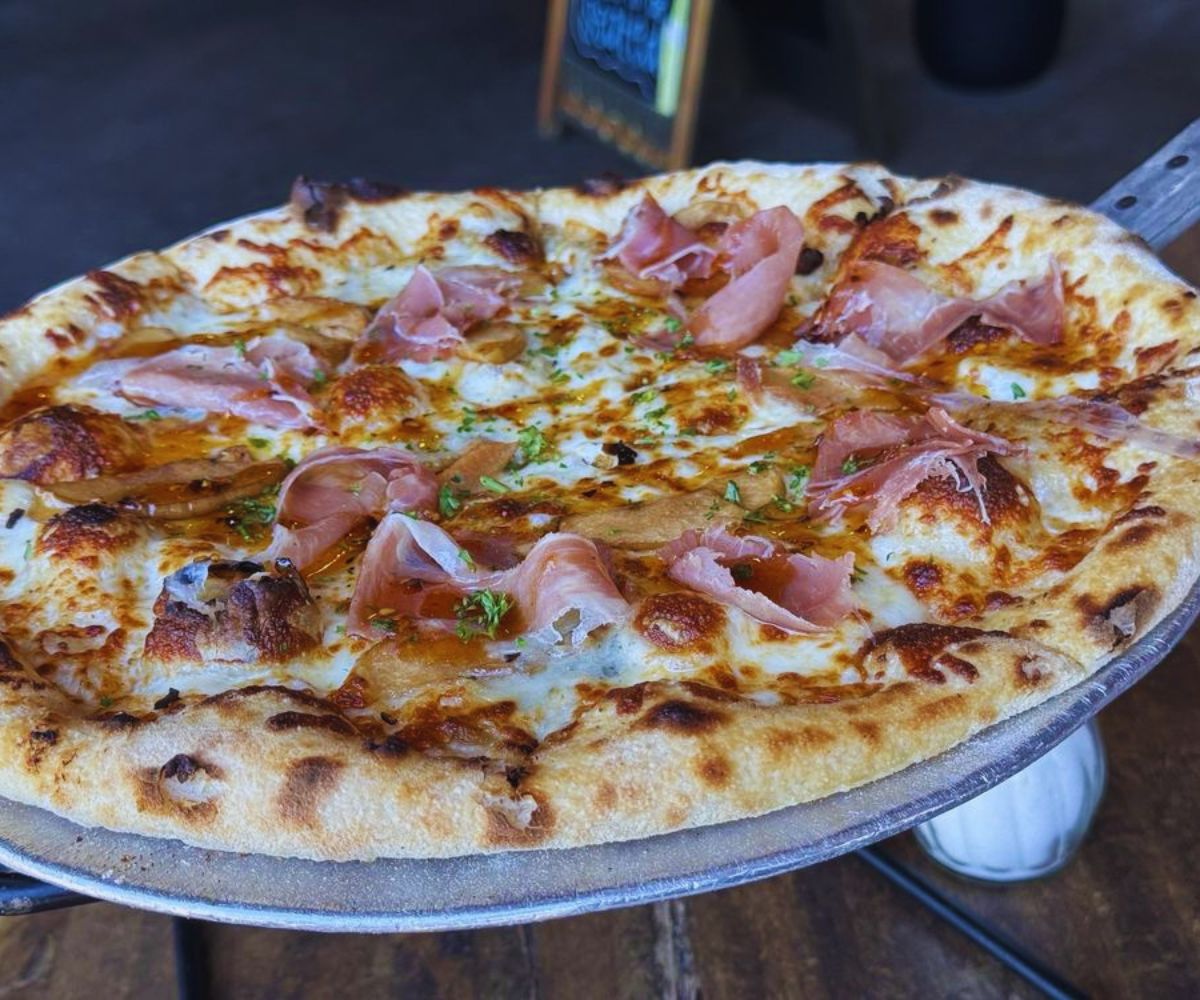 TennFold Brewing - Tenneshootoe & Smoked Apple Pizza (Smoked Garlic Sauce, Gorgonzola, Bourbon Smoked Apples, Tenneshootoe Country Ham, Hot Honey)