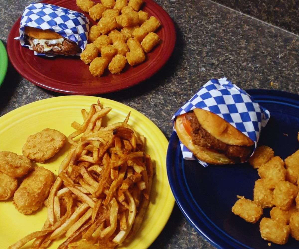 Week-end Burgers - Burgers, Tots, Chicken Nuggets, Fries