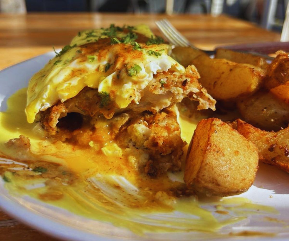 Cracked & Battered - Marina - Fried Chicken Benedict