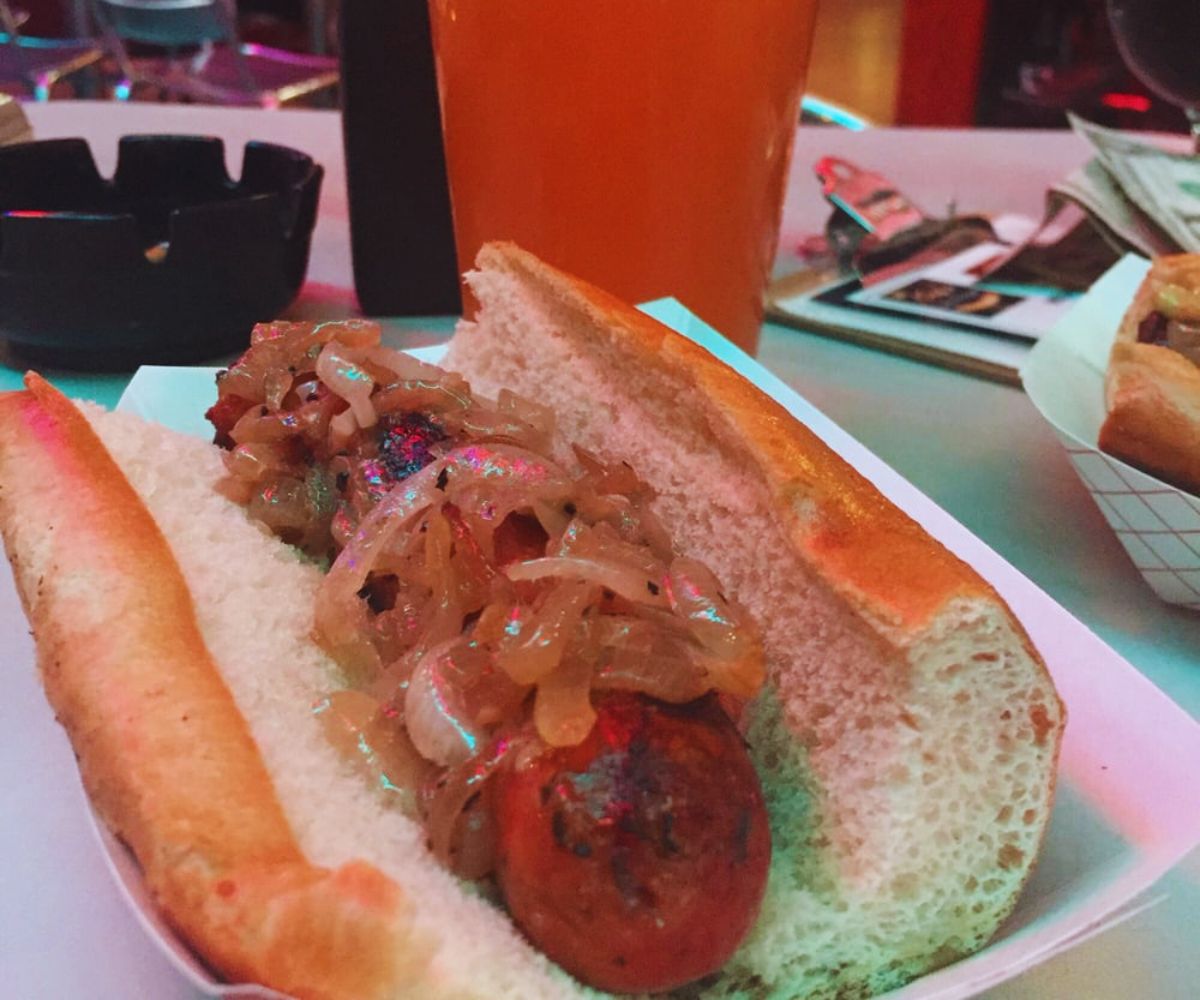 King's Sausage - Bratwurst with Onions & Drinks