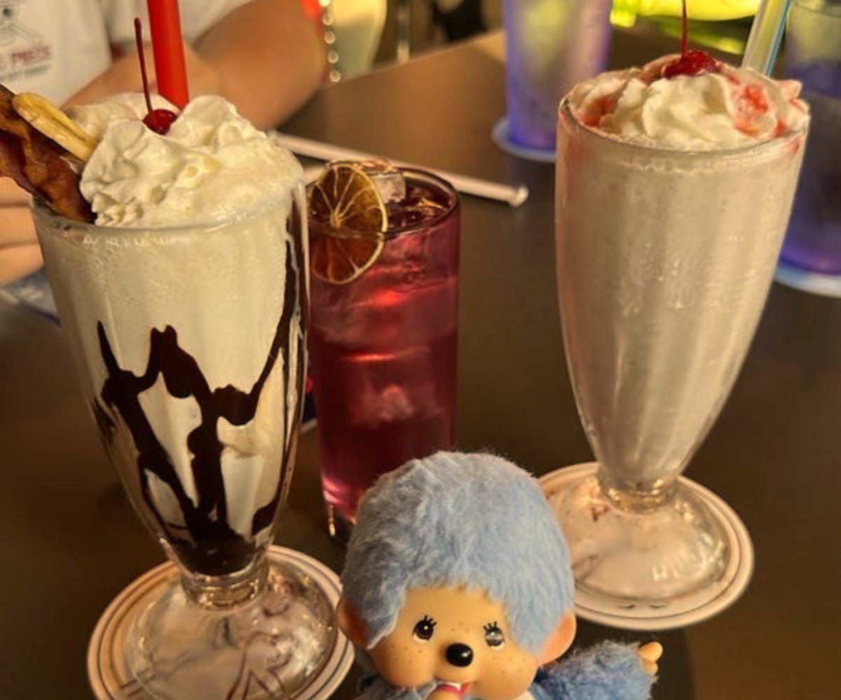 Cosmo Burger XR - Elvis Shake & Strawberry Shake