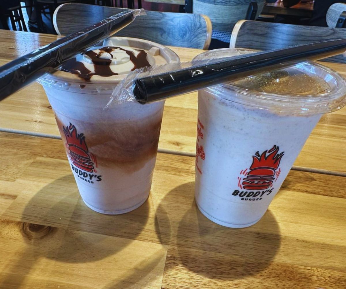Buddy's Burger - Cheesecake & Chocolate Shakes