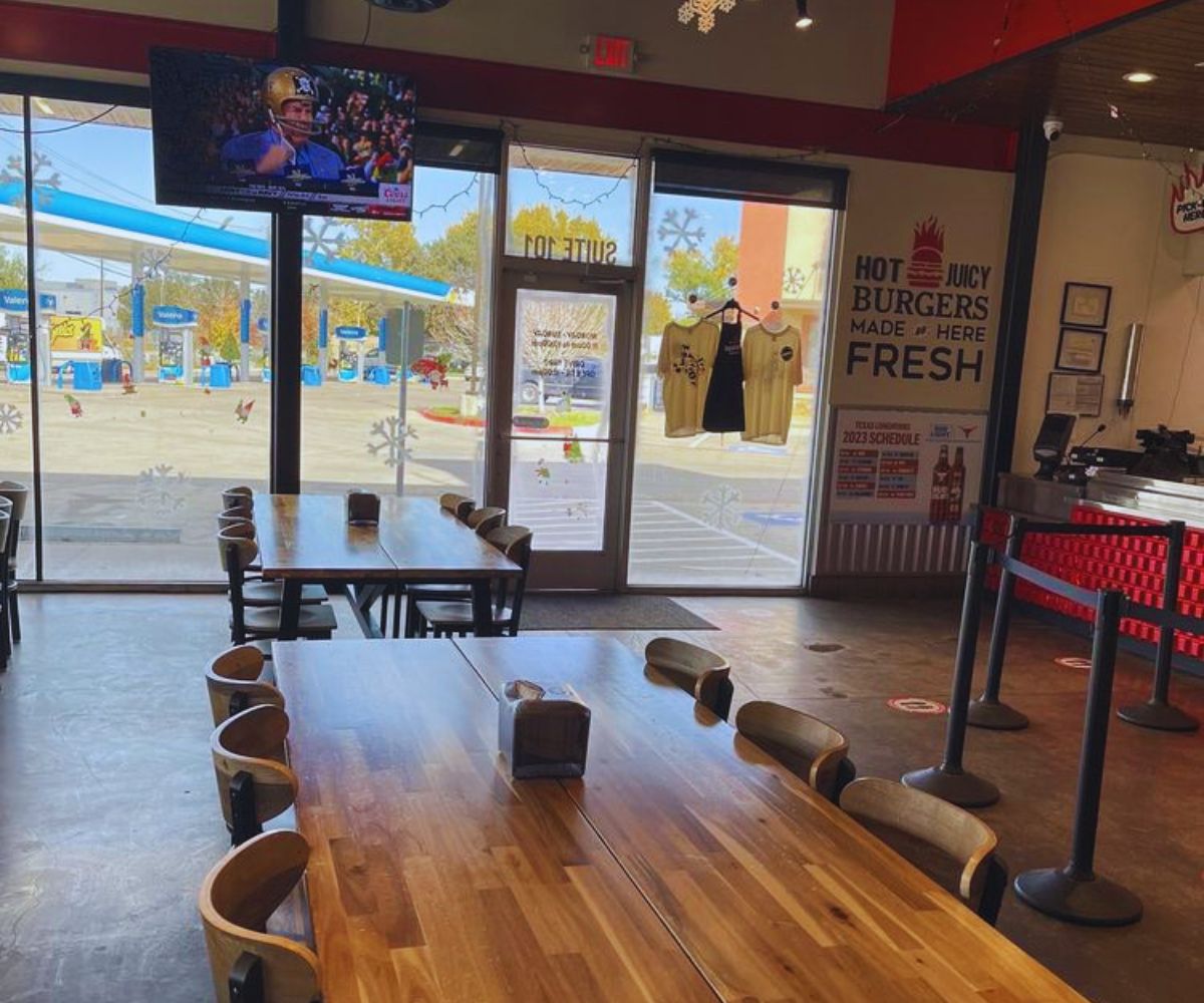 Buddy's Burger - Dining Area 
