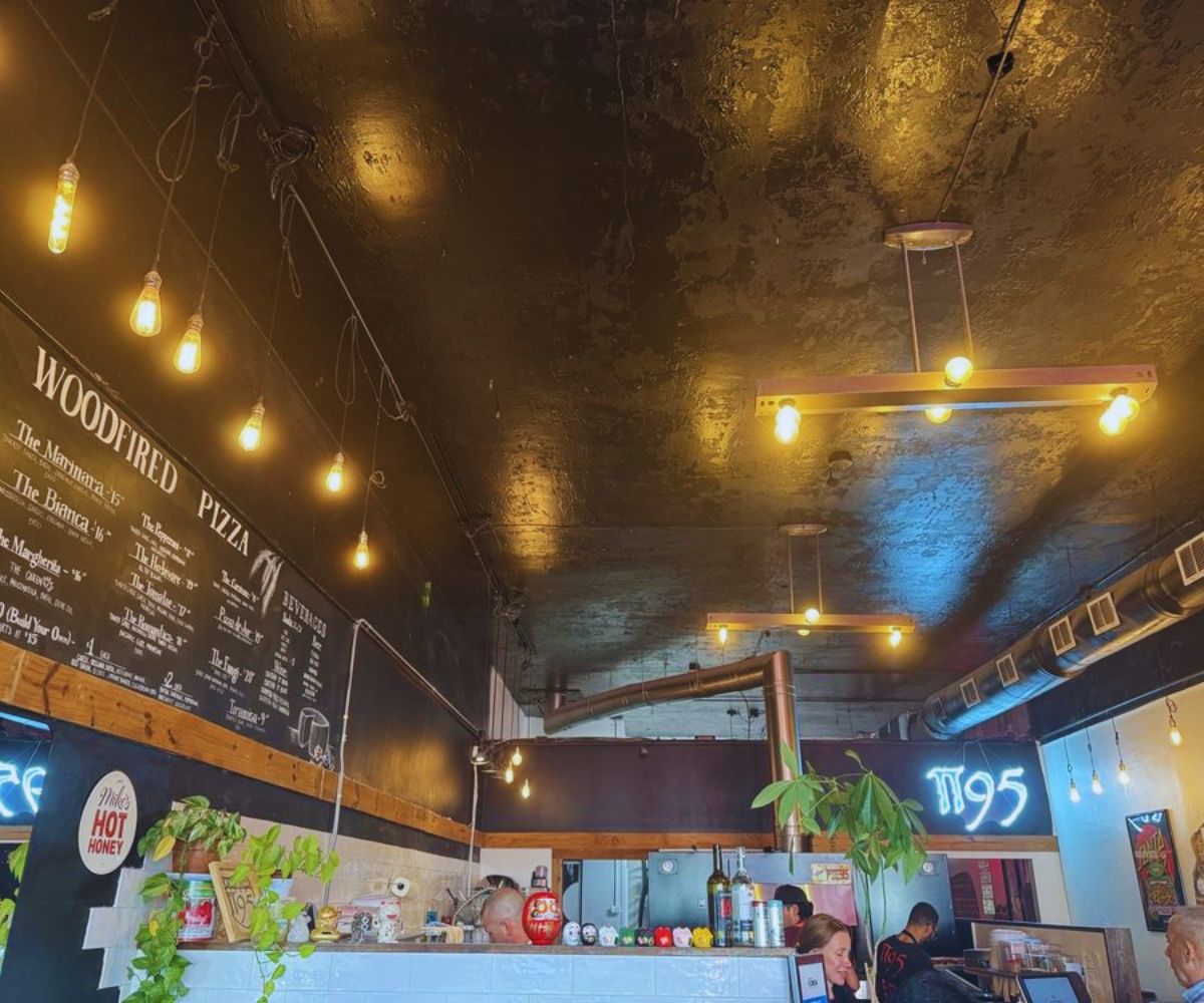 Pie95 Pizza - Restaurant Indoors & Menu 