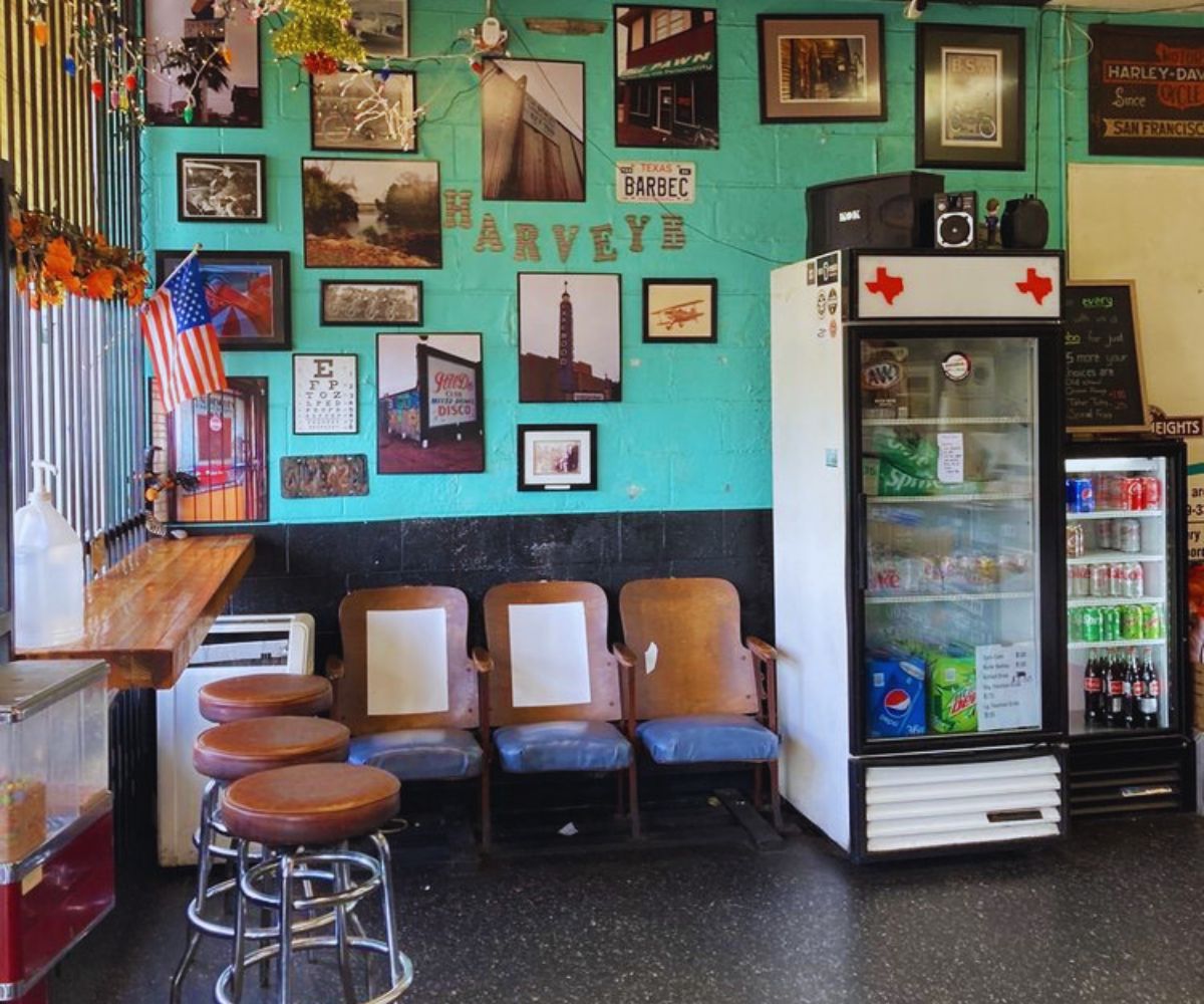 Harvey B's - Dining Area & Decor