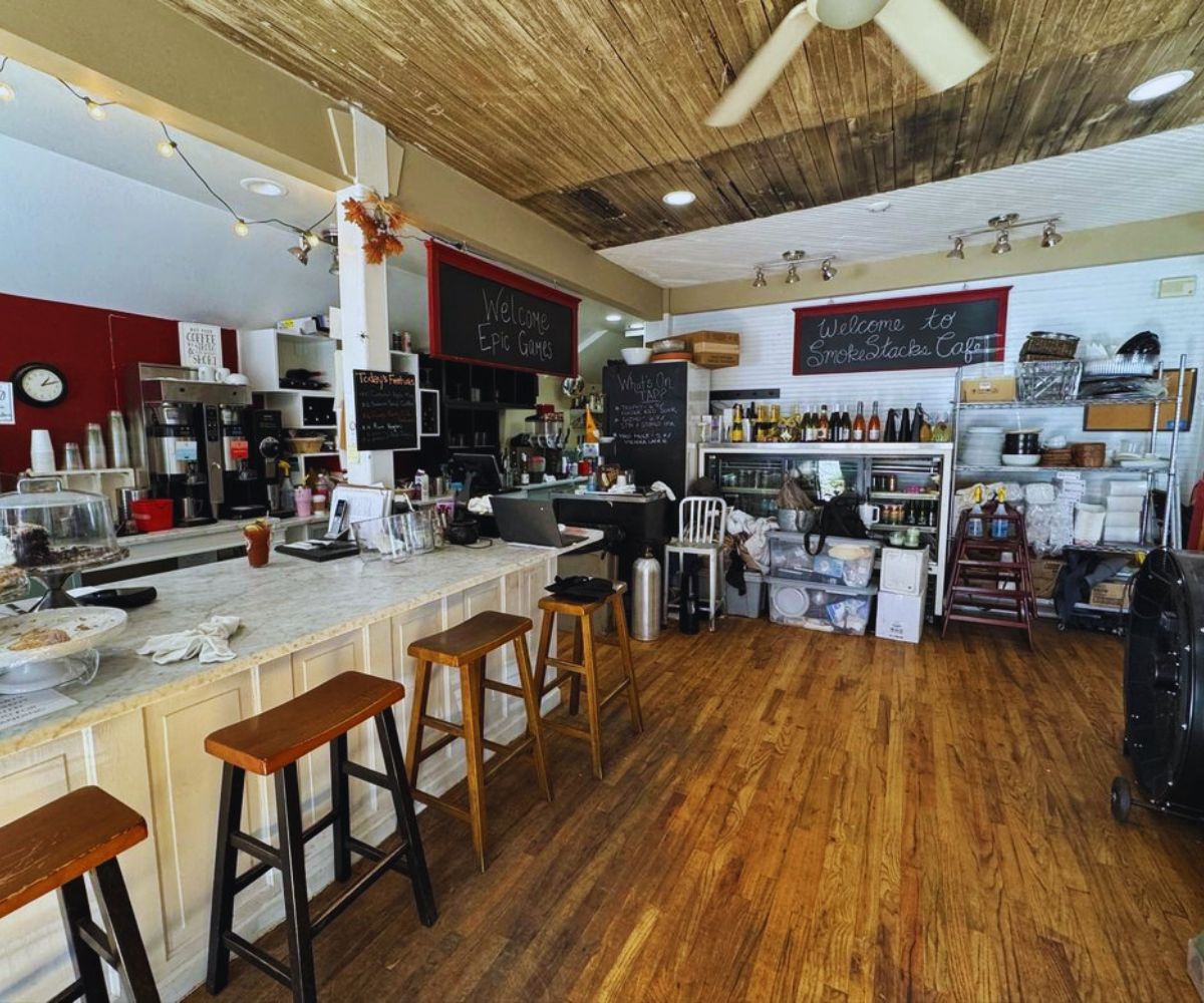 SmokeStacks Cafe - Indoor Ambiance & Atmosphere