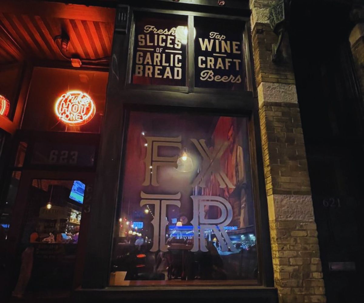 Fixture Pizza Pub - Ambiance & Indoor Atmosphere