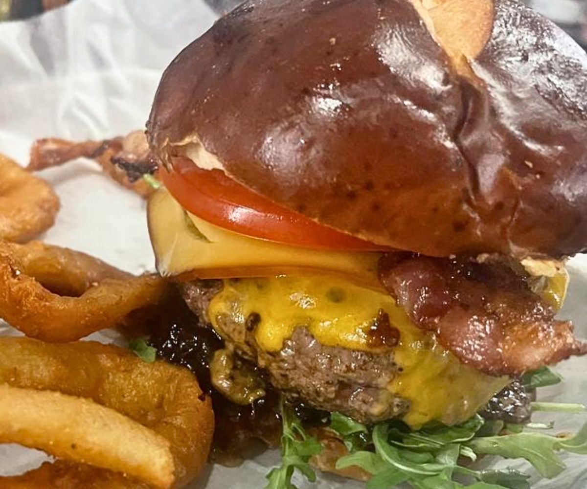 burger at Knuckleheads in Wallingford, Connecticut
