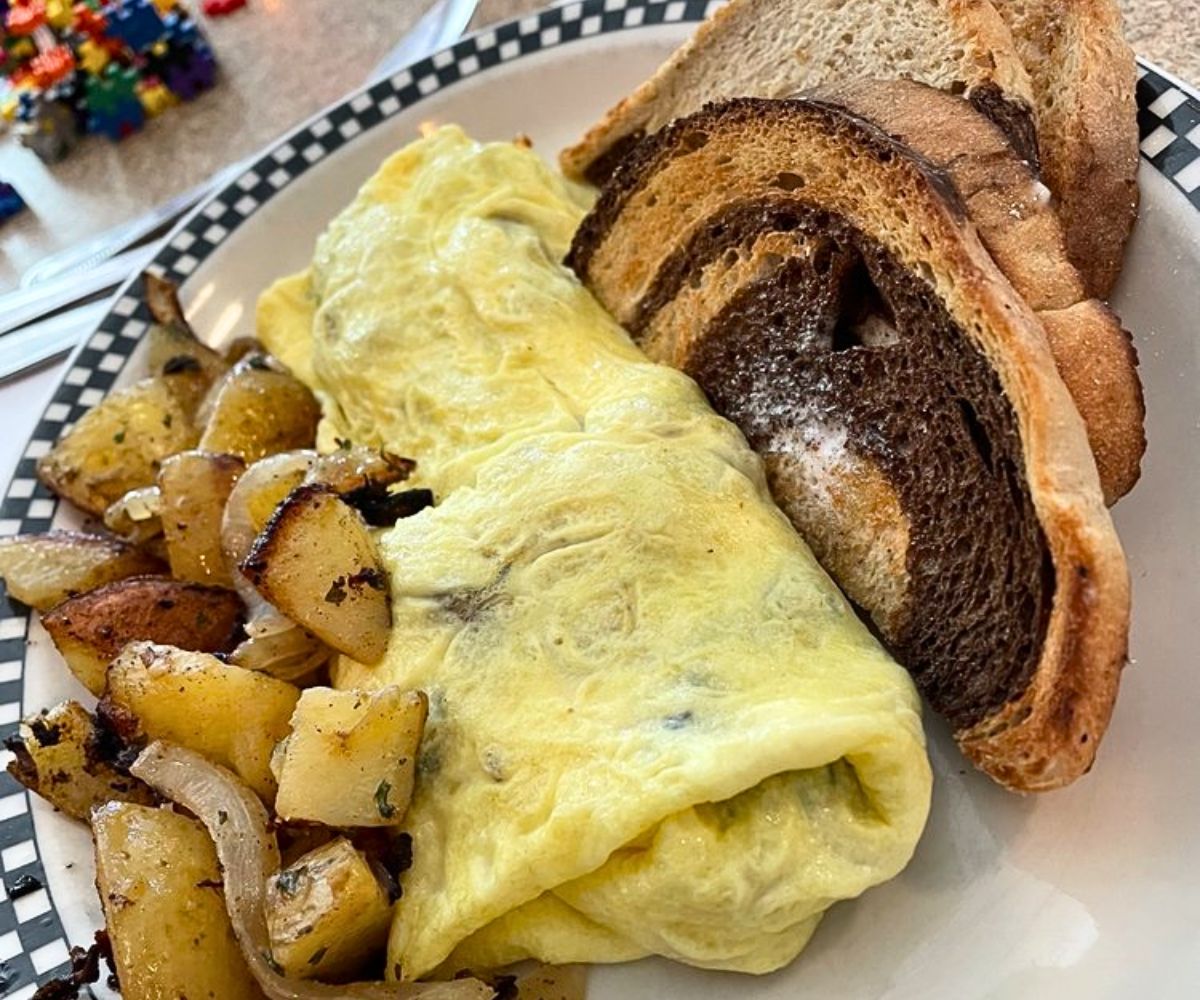 omelet at Mike's All Day Breakfast in Kennebunk, ME