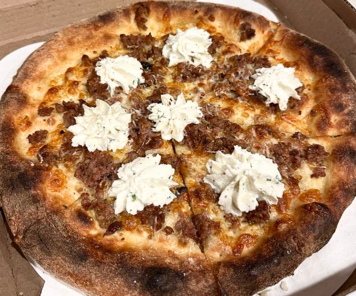 Oro Bianco Pizza at Tievoli Pizza Bar in Palatine, IL