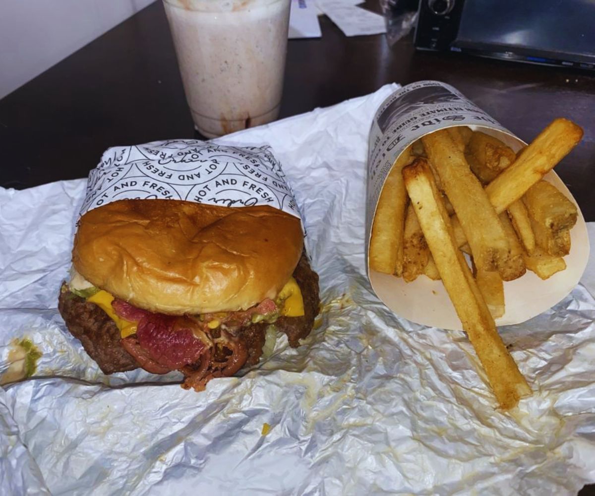 Frosty's Burgers - Ultimate Burger Combo & Cookies & Cream Milkshake