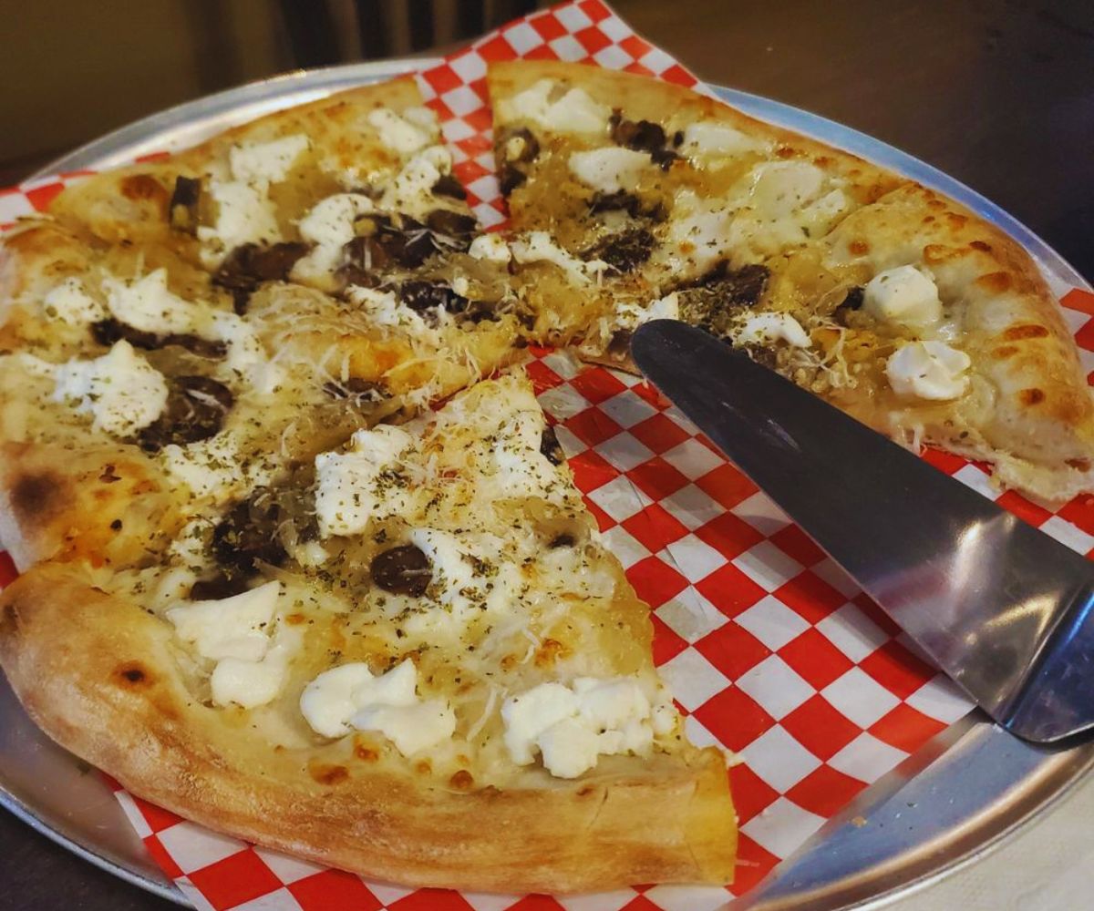 Yearling Pizza - Mushroom Pizza