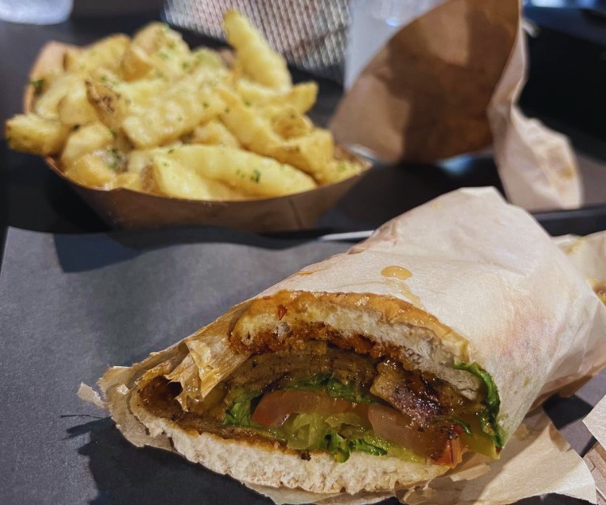 UNiQ Burger - Vegan Roast Beef & Truffle Fries